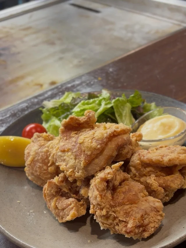 🍻ディナーメニュー🍻
⁡
☾·̩͙⋆鶏の唐揚げ
このボリュームでこの価格!? 揚げたて・肉汁・デカ唐揚げ！！
6個800円（税別）
⁡
皆様のご来店お待ちしております♪
⁡
┈┈┈┈┈┈┈┈┈┈┈┈ 𖤣𖥧𖥣𖡡𖥧𖤣 ┈┈
⏱営業時間⏱
‪
@the.side6
@the_side6_woodys
@the_side6_saron
⁡
‪◻︎Lunch Time‪◻︎
11:30~14:00（L.O.13:30）
◻︎Dinner Time◻︎
18:00~22:00（L.O.21:00）
◻︎Trailer House◻︎
11:30~17:00
◻︎Salon◻︎
9:00~21:00
⁡
定休日
第2・第4月曜と火曜日
定休日詳しくは営業日カレンダー🗓
⁡
駐車場あります🚗³₃
⁡
〒361-0035
埼玉県行田市堤根４９０
☏0485946146
┈┈┈┈┈┈┈┈┈┈┈┈ 𖤣𖥧𖥣𖡡𖥧𖤣 ┈┈
⁡
 #行田市グルメ  #埼玉グルメ  #鉄板焼き #theside6