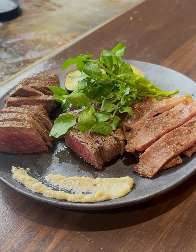 🍻ディナーメニュー🍻
⁡
☾·̩͙⋆上州牛3種盛
⁡side6イチ押しの上州牛3種盛🥩✨️
ヒレ・肩三角・サーロイン異なる部位で味わいが違うので是非楽しんで頂きたい1品です🤤
450ｇ 6000円
⁡
皆様のご来店お待ちしております♪
⁡
┈┈┈┈┈┈┈┈┈┈┈┈ 𖤣𖥧𖥣𖡡𖥧𖤣 ┈┈
⏱営業時間⏱
‪
@the.side6
@the_side6_woodys
@the_side6_saron
⁡
‪◻︎Lunch Time‪◻︎
11:30~14:00（L.O.13:30）
◻︎Dinner Time◻︎
18:00~22:00（L.O.21:00）
◻︎Trailer House◻︎
11:30~17:00
◻︎Salon◻︎
9:00~21:00
⁡
定休日
第2・第4月曜と火曜日
定休日詳しくは営業日カレンダー🗓
⁡
駐車場あります🚗³₃
⁡
〒361-0035
埼玉県行田市堤根４９０
☏0485946146
┈┈┈┈┈┈┈┈┈┈┈┈ 𖤣𖥧𖥣𖡡𖥧𖤣 ┈┈
#行田市グルメ #埼玉グルメ #鉄板焼 #theside6